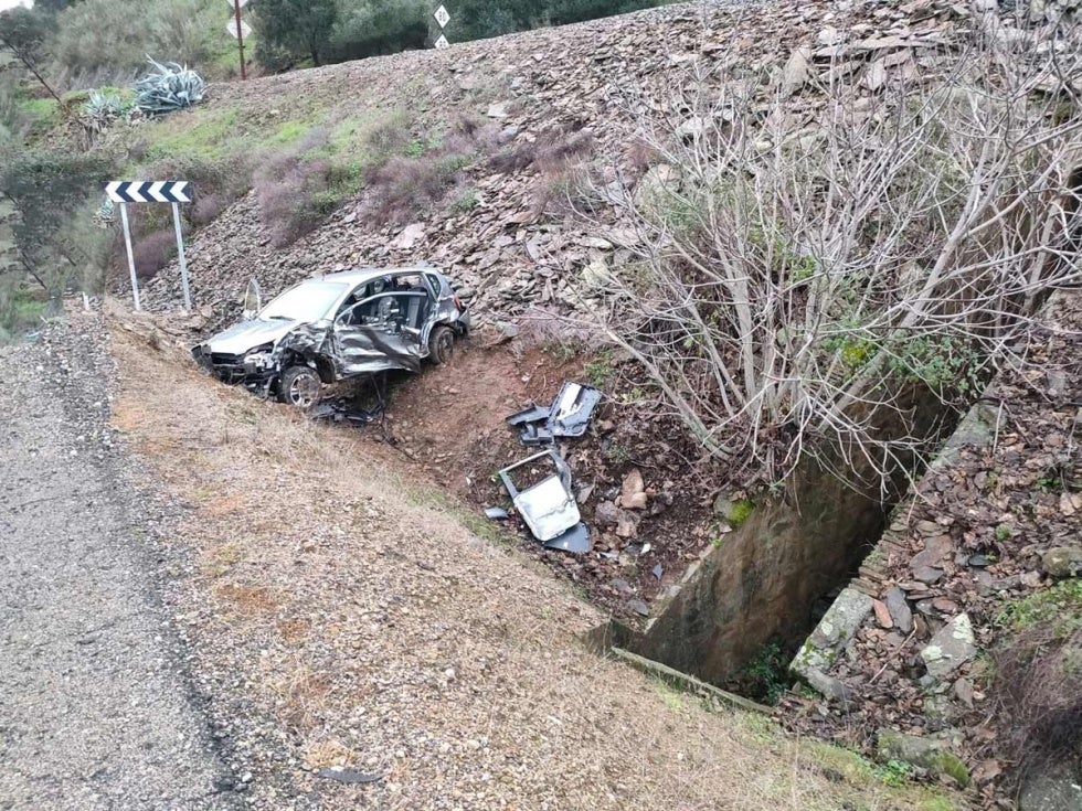 Rescatan a una joven herida tras sufrir un accidente con su coche en Cumbres de San Bartolomé