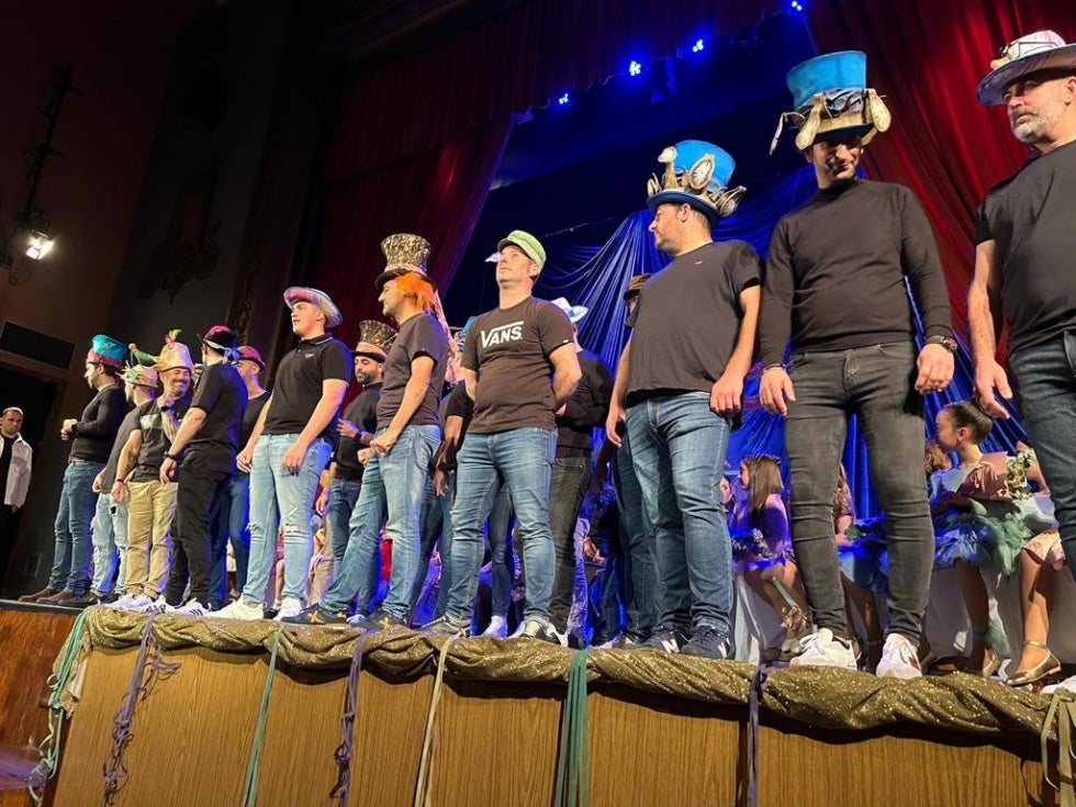 Pórtico carnavalero en Ayamonte con la presentación del cartel y las cortes infantil y juvenil