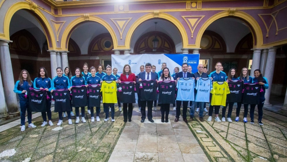 La presidenta del Sporting Huelva ya ve 'un sueño' jugar las semifinales de la Supercopa y la capitana indica que 'iremos con todo'
