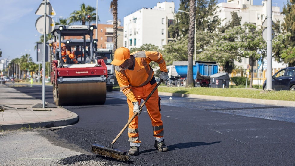 Los trabajos de asfaltado llegan esta semana a la avenida Nuevo Colombino y Pérez Cubillas