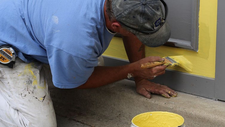 Una empresa del sector industrial necesita diez peones para trabajos en taller y obra