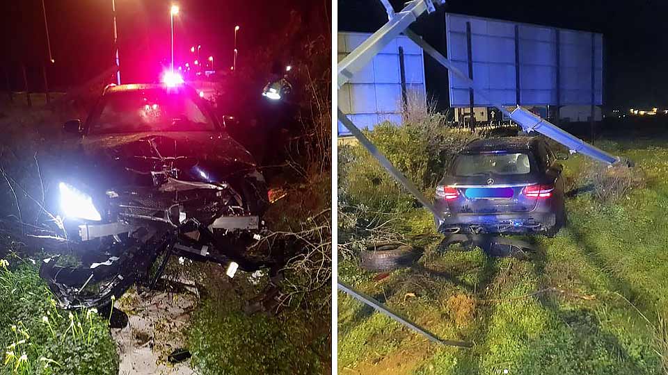 Salen ilesos de un accidente tras estrellarse contra una valla de publicidad en el paseo marítimo