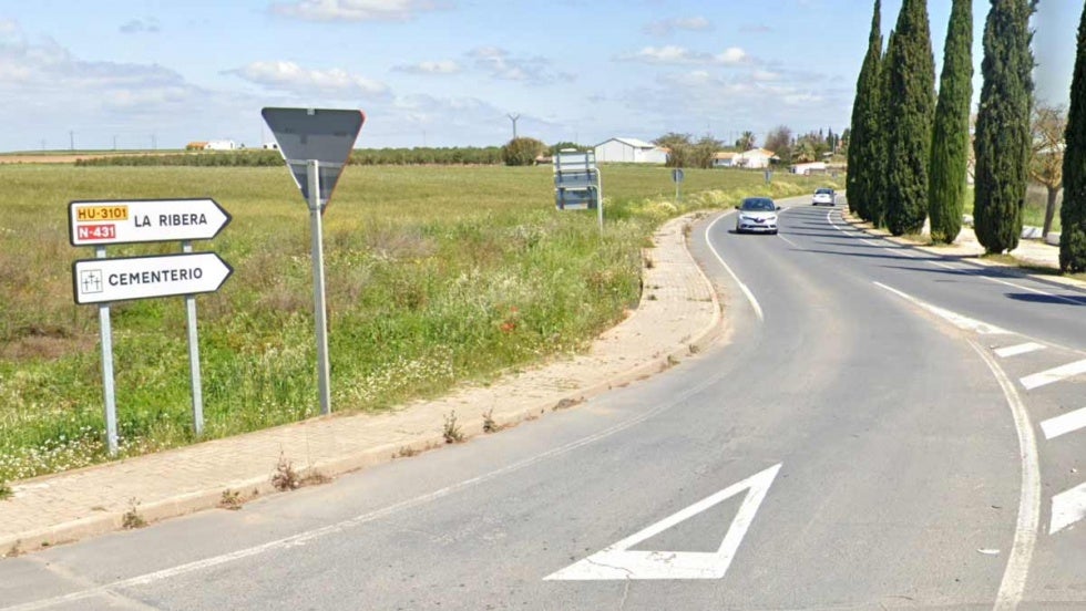 Tres hospitalizados tras una colisión frontal entre dos turismos en la carretera del cementerio