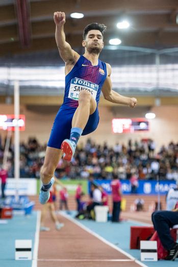 Héctor Santos vuelve a romper su techo con un salto de plata casi europeo (7,93)