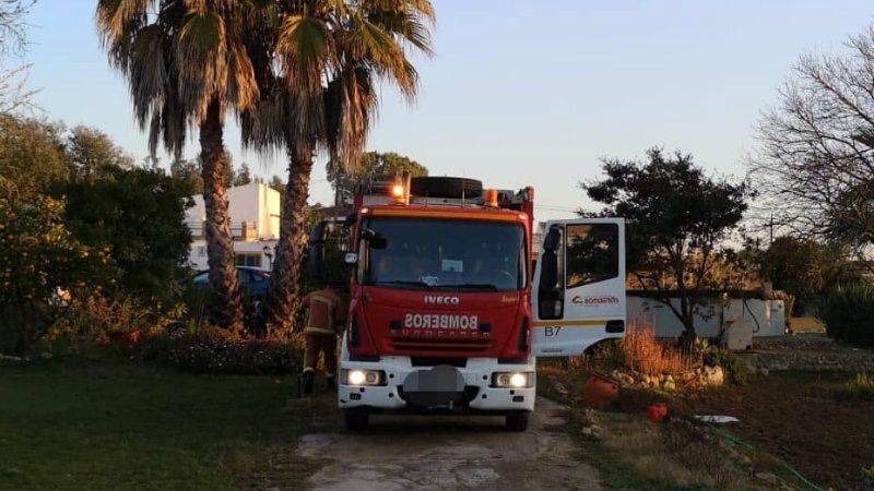 Un incendio originado en el salón de una vivienda da un buen susto a un matrimonio y a sus dos hijos de corta edad