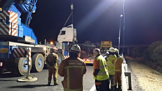 Prosiguen las labores de trasvase del camión accidentado en Bonares con la A-49 cortada