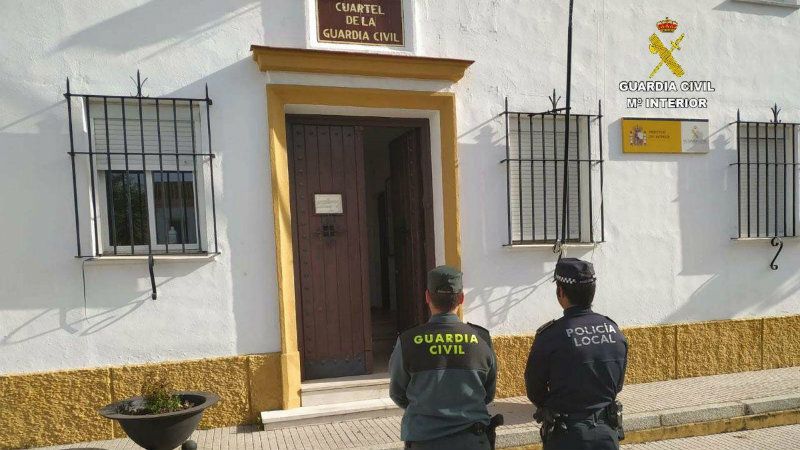 Hieren a un guarda rural con una furgoneta y huyen a pie de la Guardia Civil tras robar melones