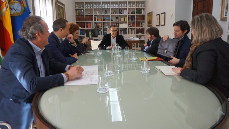 Diputación y AJE-Huelva analizan posibles herramientas de colaboración