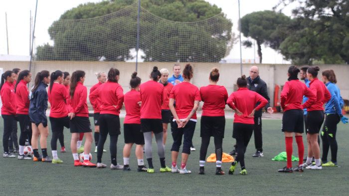 El Sporting ya prepara sin bajas el choque vital ante el Rayo