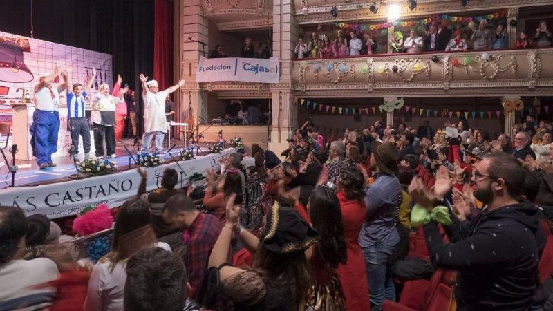 Se alza el telón del Gran Teatro para el inicio del concurso de agrupaciones del Carnaval Colombino