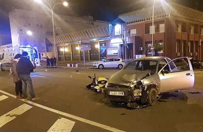 Salva la vida tras colisionar su moto con un coche frente a los bomberos