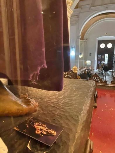 La Hermandad del Nazareno investiga la rotura de un trozo de la Túnica del Señor