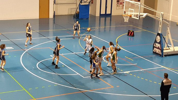 La fortaleza defensiva aúpa al Ciudad de Huelva en el derbi en Lepe (52-57)