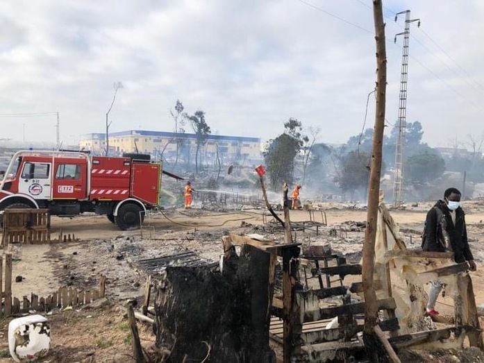 Gran incendio en un asentamiento de Palos