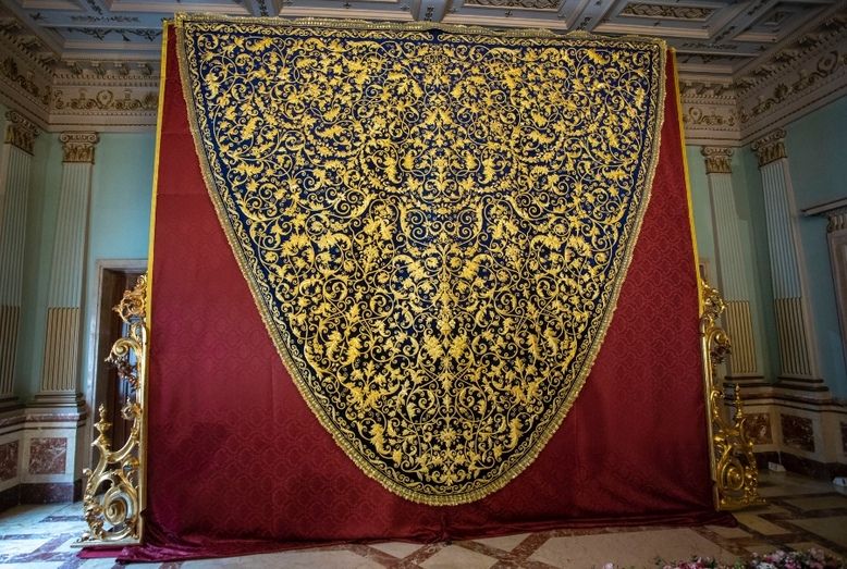 El nuevo manto de la Virgen de la Amargura, expuesto en el Salón de Plenos