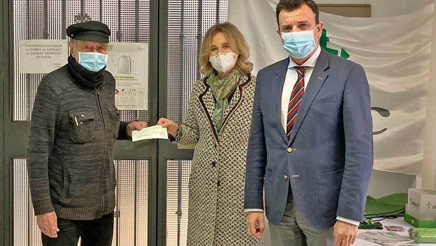 La AECC de Huelva recibe lo recaudado en la exposición benéfica de Alfonso Aramburu