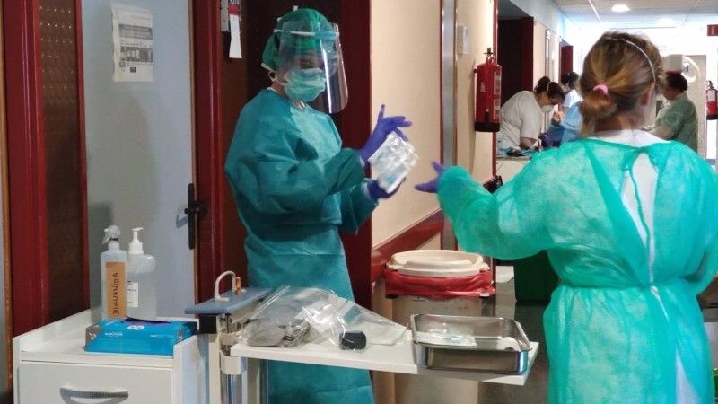 Cinco alas menos para pacientes de Covid-19 en los hospitales Juan Ramón Jiménez e Infanta Elena de Huelva y en el de Riotinto