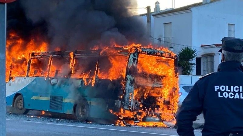 Desalojan a los pasajeros tras el aparatoso incendio de un autobús en Almonte