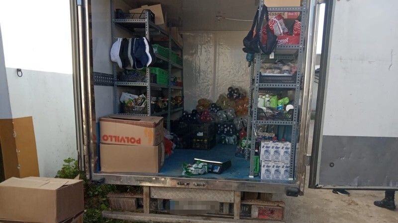 Inmovilizan dos vehículos y una gran cantidad de alimentos destinados a la venta ambulante ilegal