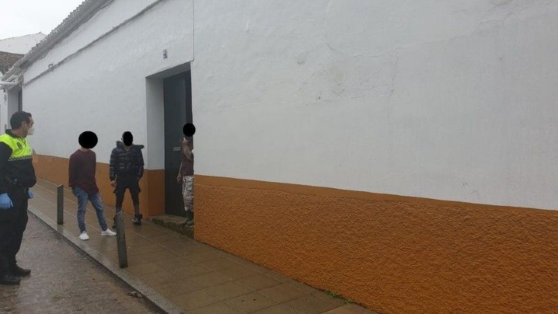 La Policía Local de Rociana disuelve un botellón con más de una docena de personas, que serán sancionadas