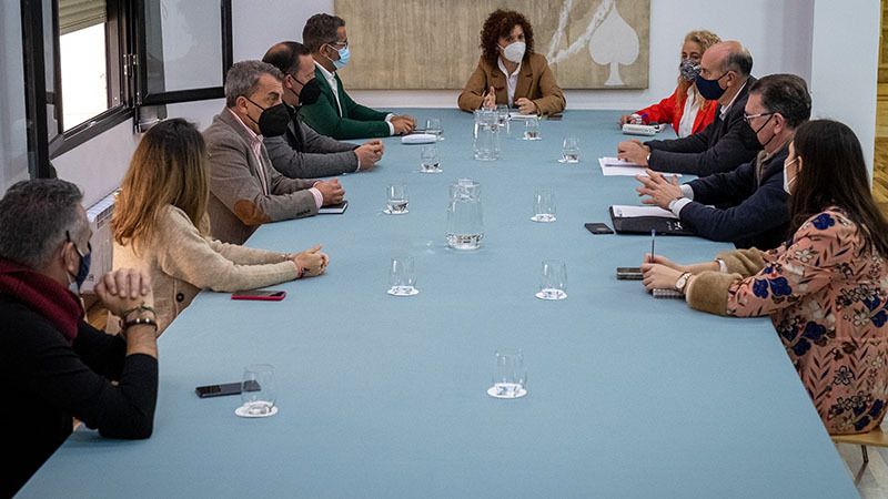 Bella Verano dice que la Junta está dispuesta a asumir el coste de los accesos al Chare de Lepe y Diputación propone crear una mesa de seguimiento