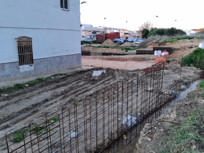 Mesa de la Ría denuncia actos vandálicos y falta de seguridad en las obras de la fuente vieja y el mirador del Conquero