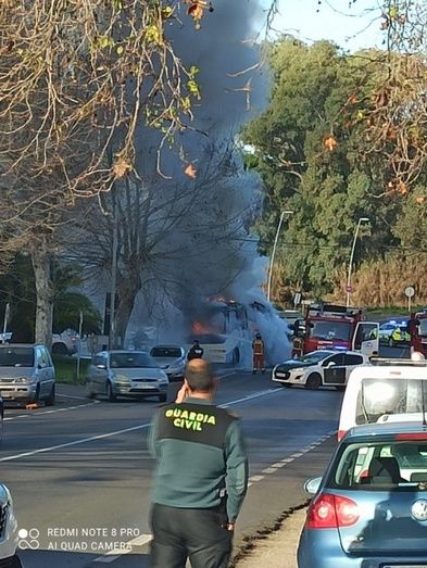 Desalojan a los pasajeros tras el aparatoso incendio de un autobús en Almonte