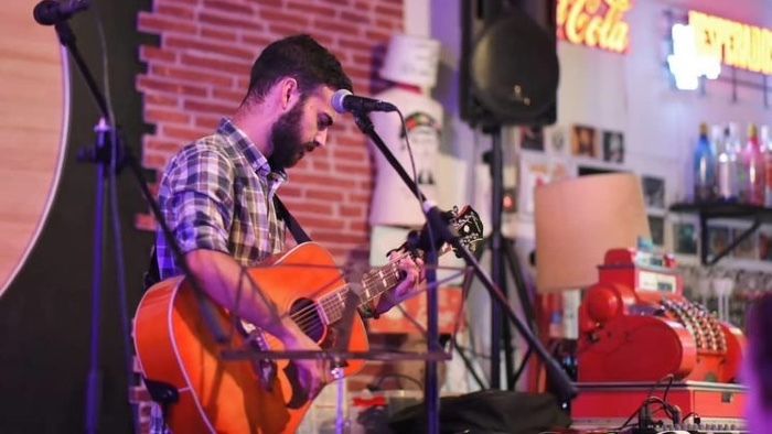 El cantautor Manu Macías busca mecenas para grabar su primer disco
