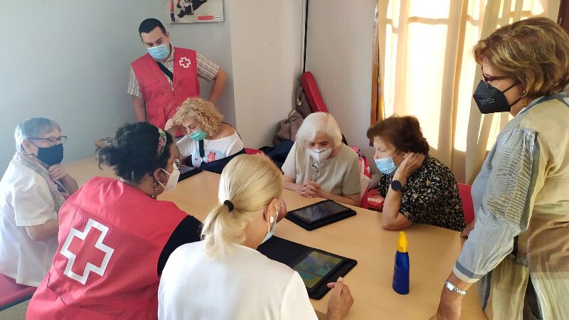 Cerca de 600 mayores superan la brecha digital en la provincia gracias a Cruz Roja