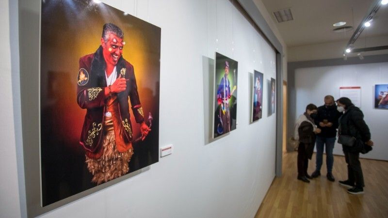 El Centro Jesús Hermida acoge una exposición fotográfica del Carnaval de Cádiz