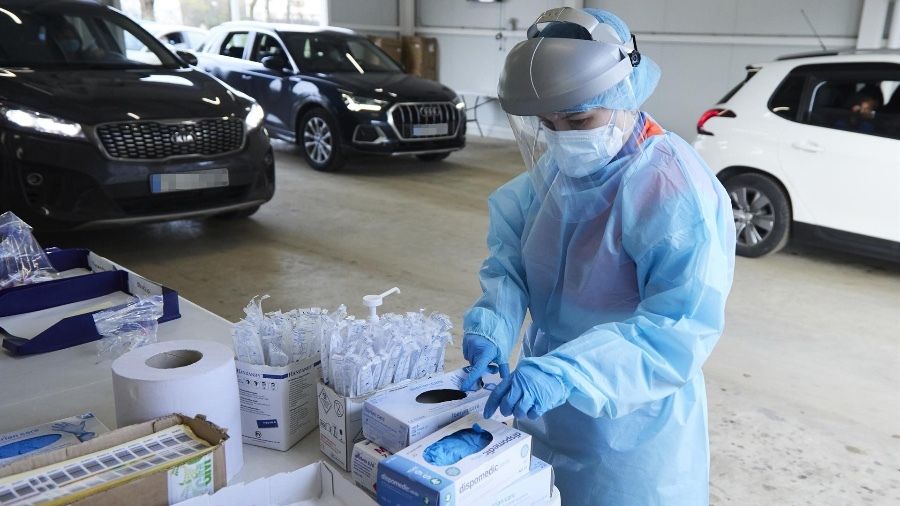 Descenso de positivos en Huelva, cuya incidencia casi baja de 900 puntos