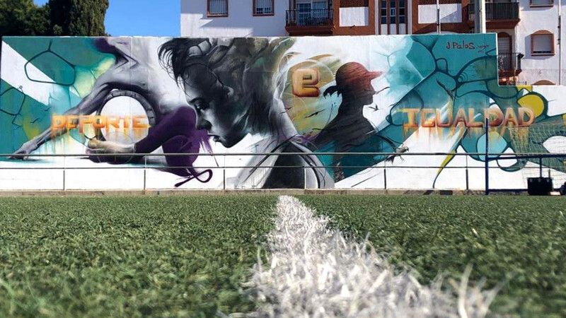 El Pabellón Hernández Albarracín luce un nuevo mural 'por la igualdad en el deporte'