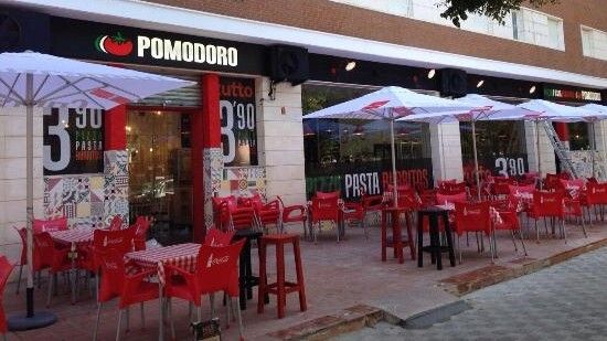 Trasladan al hospital a un joven de 19 años atropellado en la esquina del Pomodoro