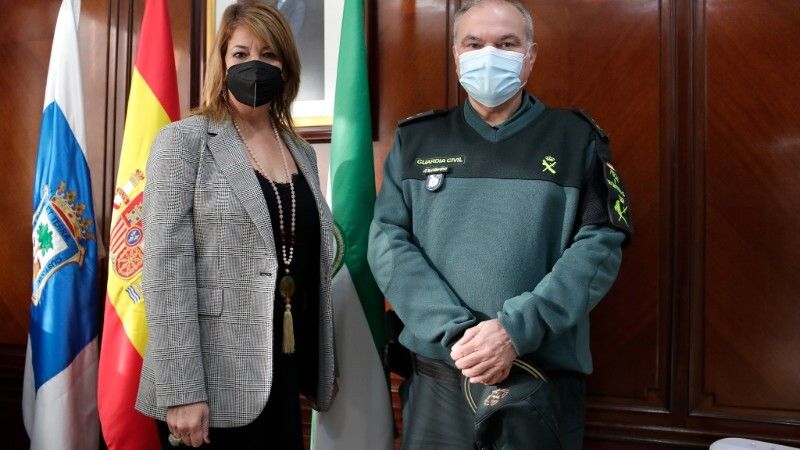 Pilar Miranda recibe al Capitán de la Guardia Civil jefe de la Compañía Fiscal del Puerto de Huelva