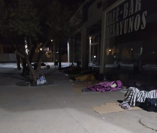 Denuncian que la Policía Local de Lepe no permite a los migrantes dormir en cartones en la estación de autobuses