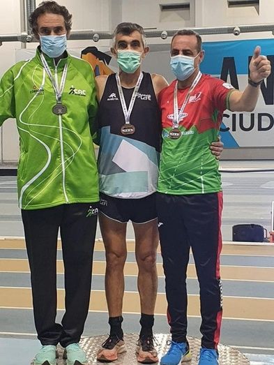 Los veteranos onubenses logran 13 medallas en el Andaluz de pista cubierta