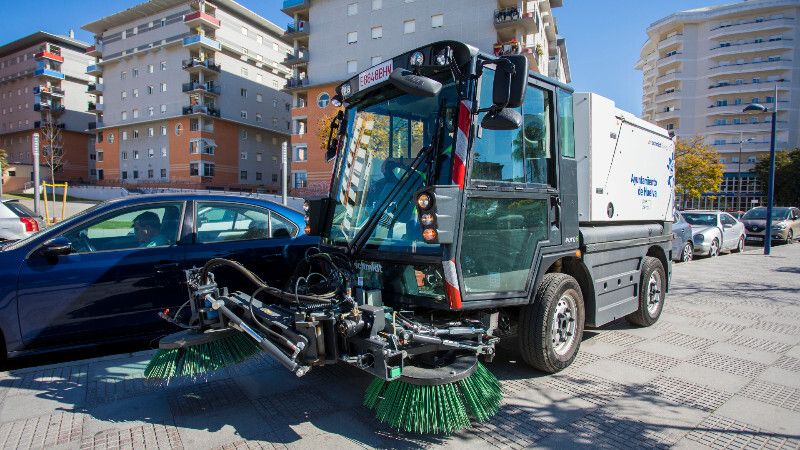 El Ayuntamiento incorpora tres máquinas barredoras 'de última generación' a su flota municipal