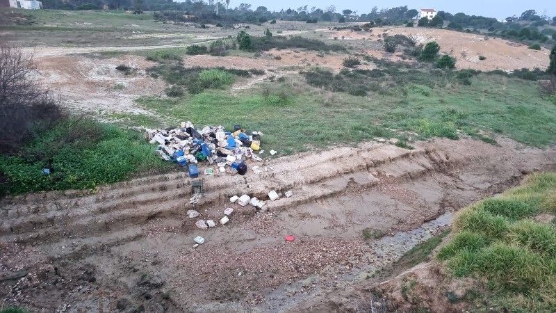 Investigan el vertido de productos fitosanitarios y residuos plásticos junto al cauce de un arroyo en Lepe