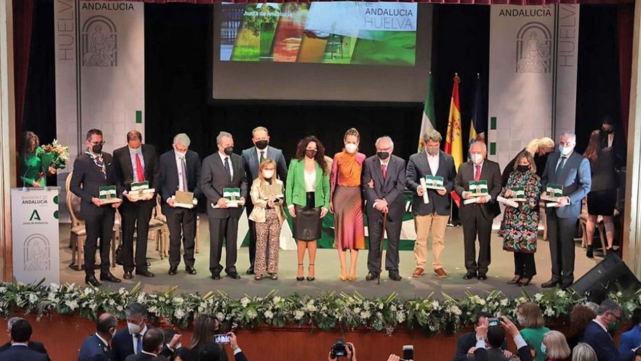 Banderas de Andalucía en reconocimiento al 'coraje y al talento' de Huelva