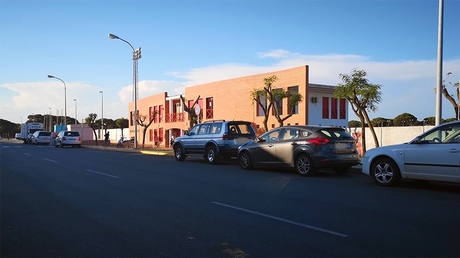 Muere un hombre al chocar con su coche contra un árbol en una calle de Punta Umbría