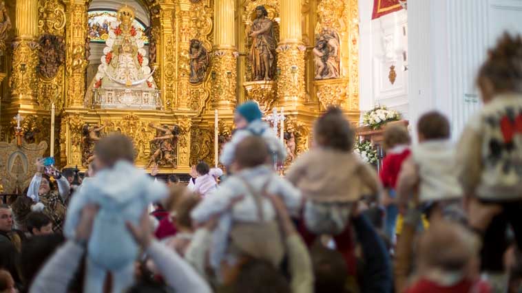 Cientos de padres encomiendan a sus hijos a la Blanca Paloma