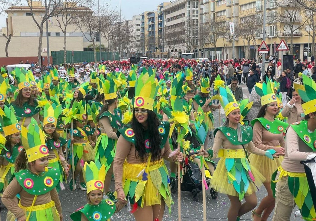Más de 700 niños inundan de color las calles de Isla Cristina