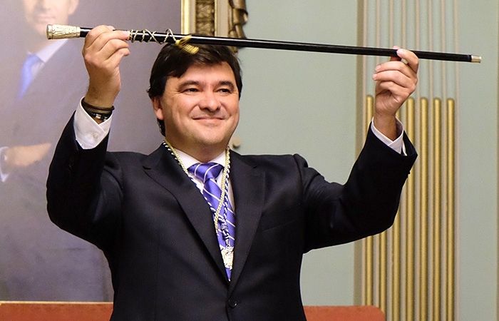 Gabriel Cruz confirma al fin que repetirá como candidato y deja en papel mojado su compromiso ante notario