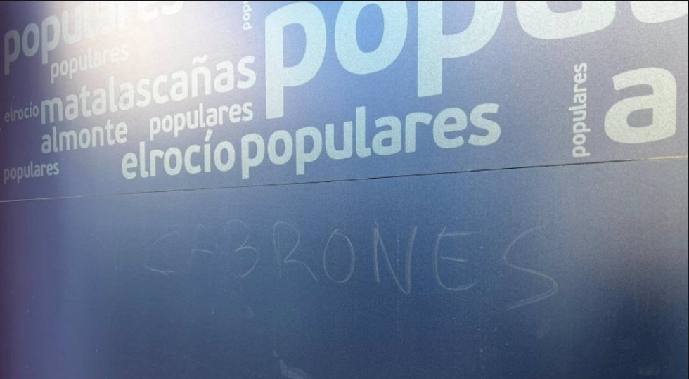 Pintadas con insultos como 'cabrones' y 'corruptos' en la sede del PP de Almonte