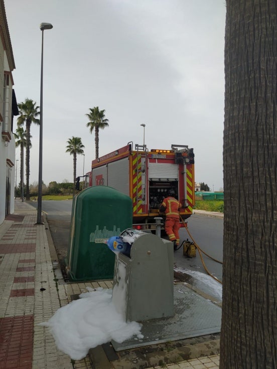 Extinguen un incendio en un supermercado de Lucena del Puerto