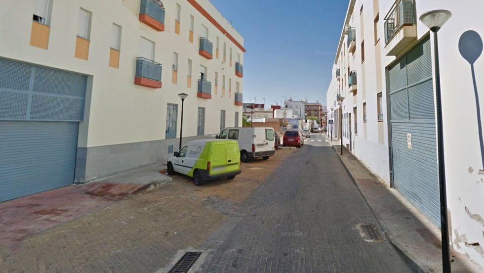 Dos personas afectadas tras declararse un incendio en el garaje de un edificio de Isla Cristina