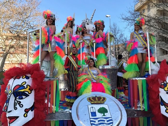 Multitudinaria cabalgata carnavalera en Isla Cristina