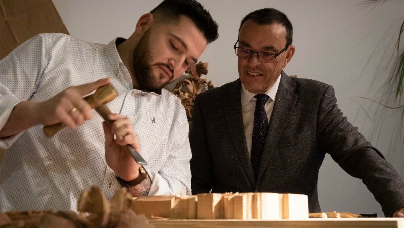 Caraballo subraya 'la calidad y el talento' de la industria del mueble artesano de la provincia