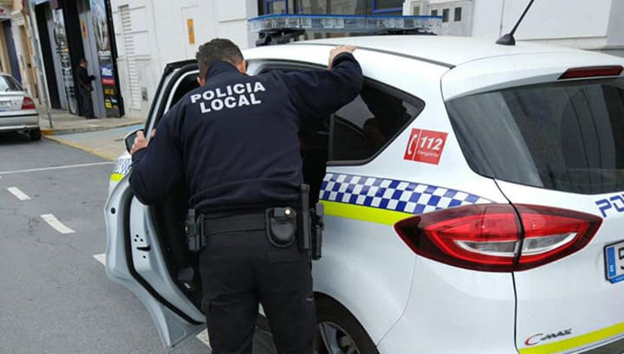 Detenido en Lepe por no respetar una orden de alejamiento y atacar a la Policía con un cuchillo