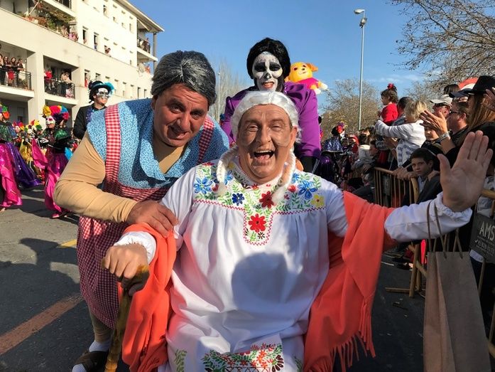 Multitudinaria cabalgata carnavalera en Isla Cristina